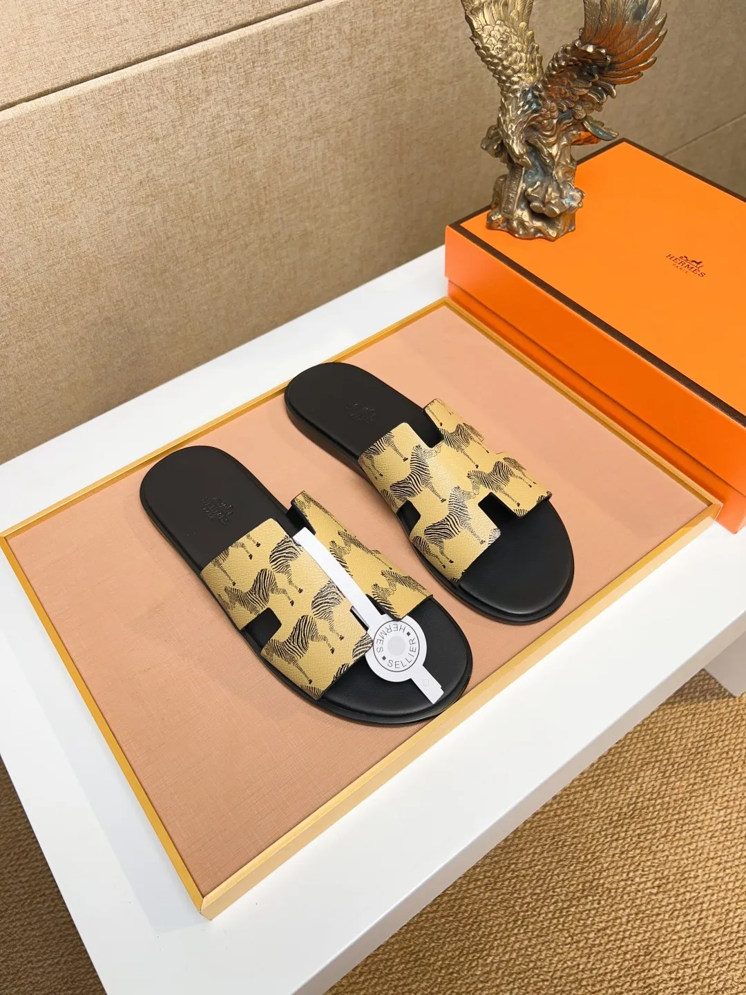 Men's clothing and shoes 💰280 💅💅💅 new arrival. Hermes Hermes official website latest counter synchronized new oran color leather H slippers, the original Paris version flew back to the original model and opened the mold to make it perfectly🍌The highest quality Sincerity, you can enter and leave the counter at will [Deyi] The upper is made of original customized  colored palm prints, crocodile print, ostrich print, colored cow leather, colored cow suede, 🤔 horse hair, 🥳 colored diamonds, 🥰 3D printing, and other genuine leather slippers, imported cow pattern foot pad lining, Italian  latest original genuine leather combination outsole Code number: 38-48 (customized at 46.47.48) Can be made into picture combination sole with genuine leather pattern and ordinary molded outsole